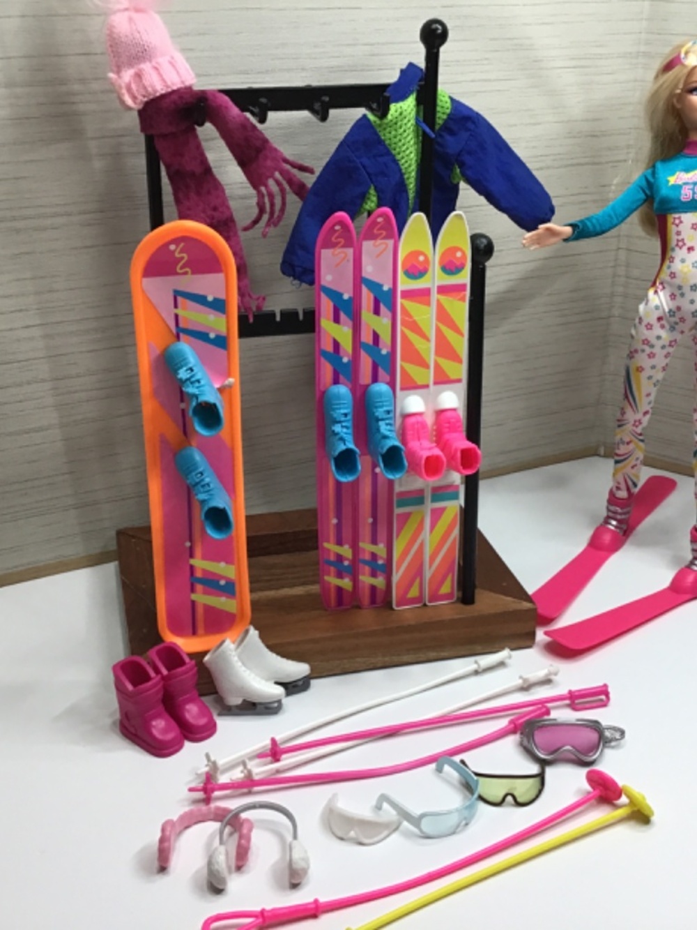 Barbie Doll and Winter Sport Accessories - Picture 9 of 9